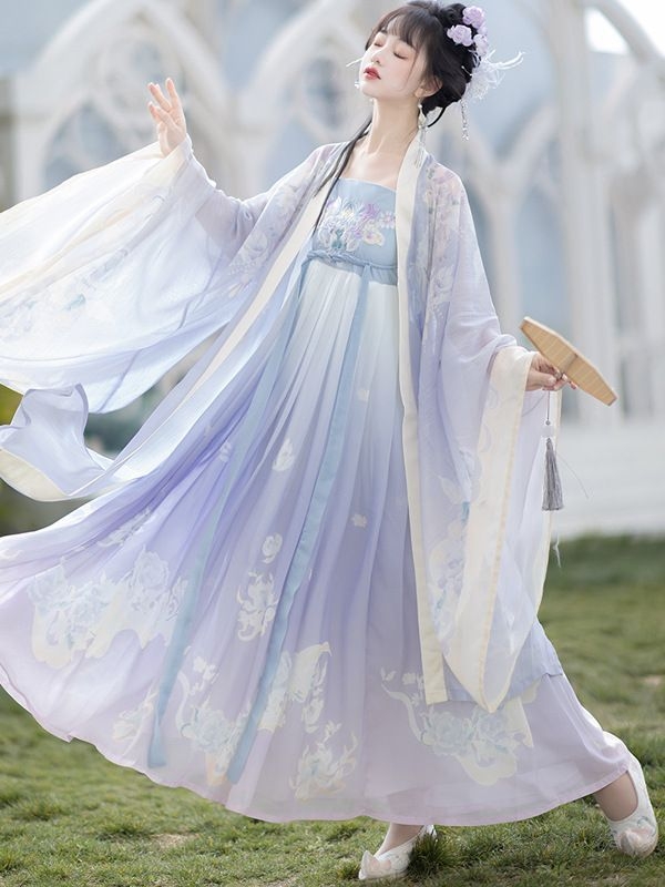 Ženski Hanfu nadahnut dinastijom Tang: šifonska bluza s širokim rukavima i tekuća srednje duga suknja, vezenje i otisak.