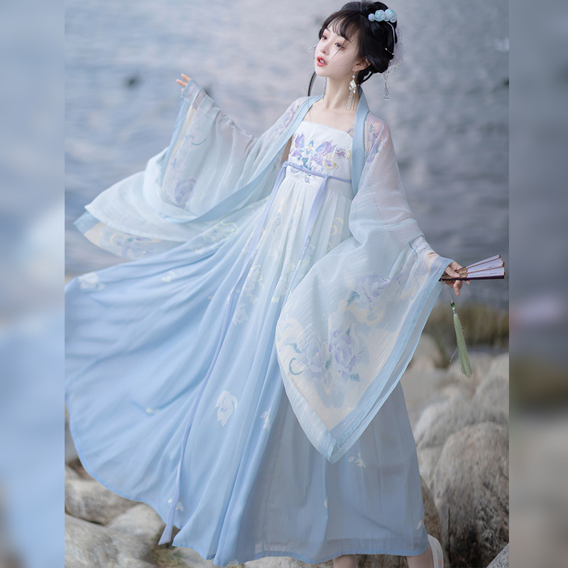 Ženski Hanfu nadahnut dinastijom Tang: šifonska bluza s širokim rukavima i tekuća srednje duga suknja, vezenje i otisak.