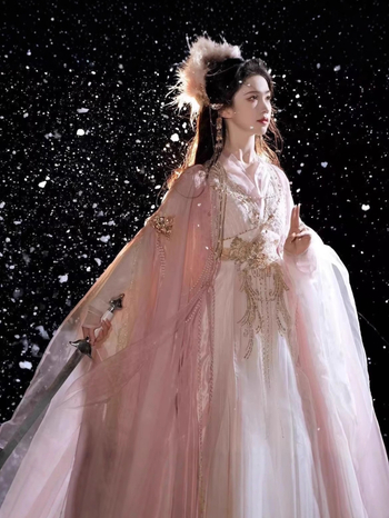 Ženski Hanfu, Tang stil do prsa, dnevna nosivost, bogato izvezen zlatnim detaljima, široki rukavi, wuxia/xianxia inspiracija
