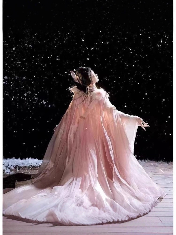 Ženski Hanfu, Tang stil do prsa, dnevna nosivost, bogato izvezen zlatnim detaljima, široki rukavi, wuxia/xianxia inspiracija