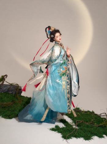 Hanfu ženski set s širokim rukavima, bogato izvezen, inspiriran dinastijama Wei i Jin, kostim vile