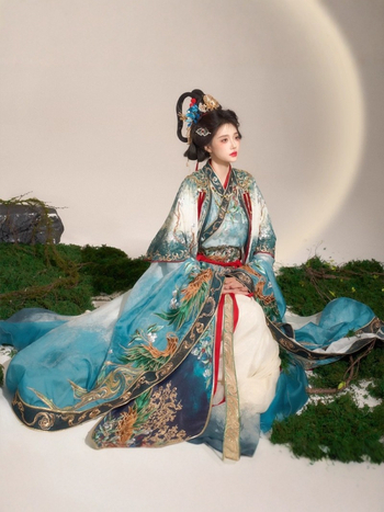 Hanfu ženski set s širokim rukavima, bogato izvezen, inspiriran dinastijama Wei i Jin, kostim vile