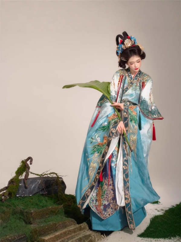 Hanfu ženski set s širokim rukavima, bogato izvezen, inspiriran dinastijama Wei i Jin, kostim vile