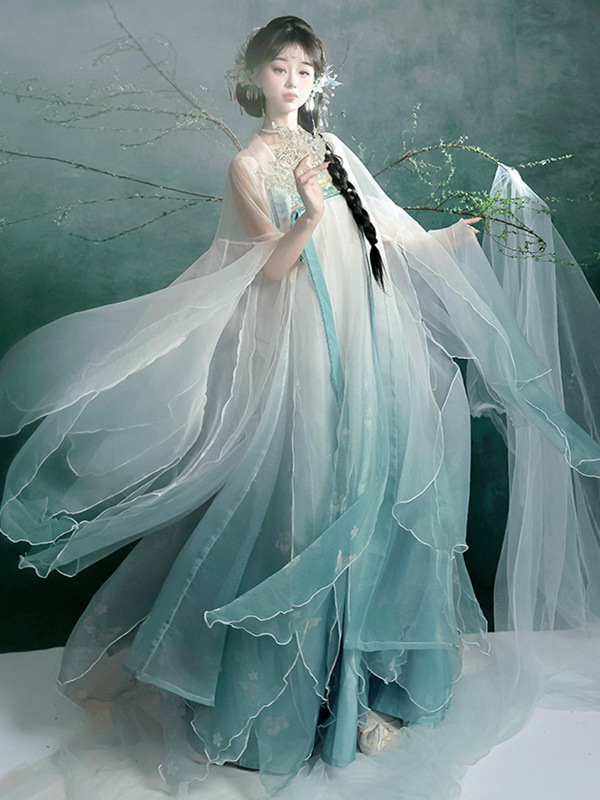 Hanfu inspirirani Tang stil top s razderanim širokim rukavima i suknja s cvjetnim listovima; eteričan izgled za proljeće i jesen.