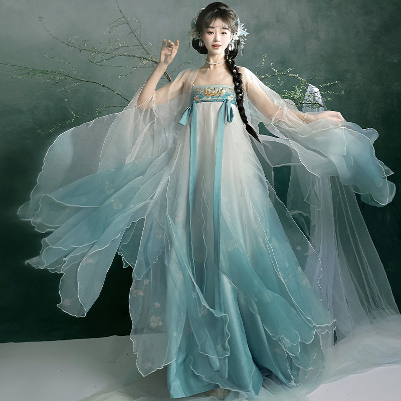 Hanfu inspirirani Tang stil top s razderanim širokim rukavima i suknja s cvjetnim listovima; eteričan izgled za proljeće i jesen.