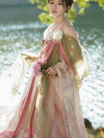 Ženski Hanfu set izvezen u Tang stilu, osmero-dijelni set, suknja do prsa i gornji dio s prednjim zatvaranjem