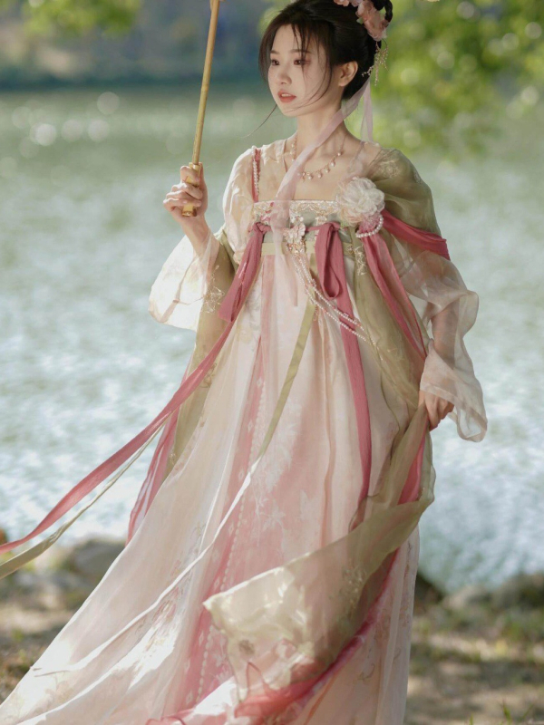 Ženski Hanfu set izvezen u Tang stilu, osmero-dijelni set, suknja do prsa i gornji dio s prednjim zatvaranjem