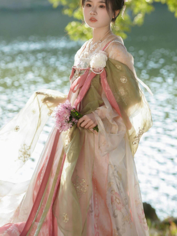 Ženski Hanfu set izvezen u Tang stilu, osmero-dijelni set, suknja do prsa i gornji dio s prednjim zatvaranjem