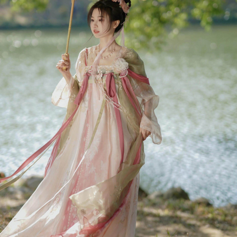 Ženski Hanfu set izvezen u Tang stilu, osmero-dijelni set, suknja do prsa i gornji dio s prednjim zatvaranjem