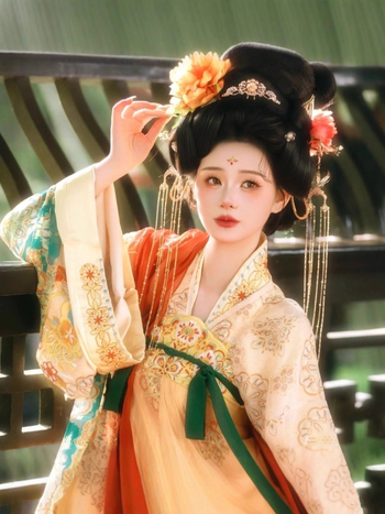 Hanfu set s izvezenim dizajnom dinastije Tang, top do prsa i suknja, poliester materijal