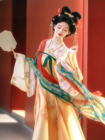 Hanfu set s izvezenim dizajnom dinastije Tang, top do prsa i suknja, poliester materijal