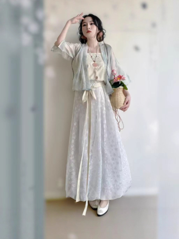 Hanfu White Moonlight – nadahnut dinastiijom Song, kratka bluza s naramenicama i hlače s cvjetnim printom za proljeće i ljeto