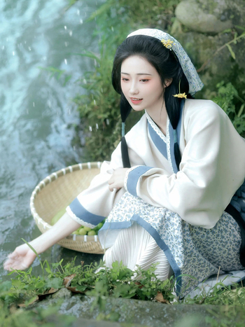 Hanfu u stilu dinastije Song za žene, svakodnevni drevni kostim, mala veličina, pastoralni cvjetni uzorak, djevojka koja bere čaj, model 2026