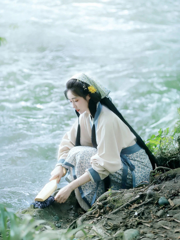 Hanfu u stilu dinastije Song za žene, svakodnevni drevni kostim, mala veličina, pastoralni cvjetni uzorak, djevojka koja bere čaj, model 2026
