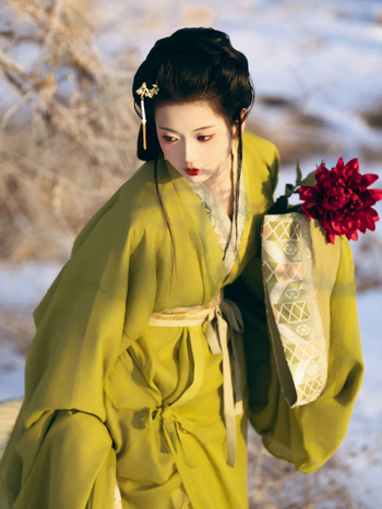 Zelena Hanfu haljina u stilu Proljeće–Jesen/Ratničkih dinastija, s ravnim rubom, preklopnim ovratnikom i dugim šlepom; inspirirano rekonstrukcijom grobnice Ma Shan Chu, tradicionalni pozorišni kostim