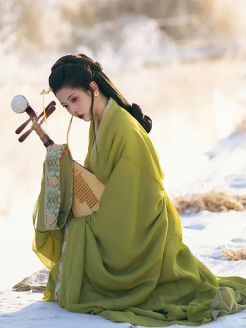 Zelena Hanfu haljina u stilu Proljeće–Jesen/Ratničkih dinastija, s ravnim rubom, preklopnim ovratnikom i dugim šlepom; inspirirano rekonstrukcijom grobnice Ma Shan Chu, tradicionalni pozorišni kostim