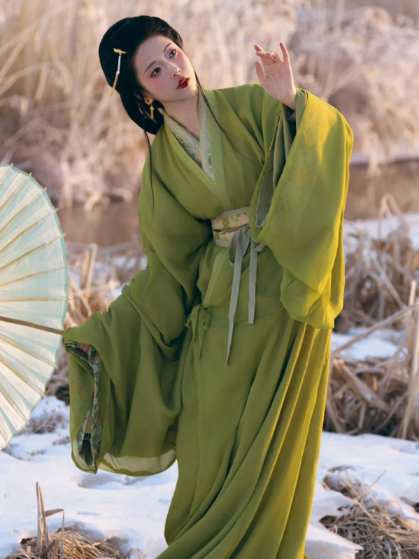 Zelena Hanfu haljina u stilu Proljeće–Jesen/Ratničkih dinastija, s ravnim rubom, preklopnim ovratnikom i dugim šlepom; inspirirano rekonstrukcijom grobnice Ma Shan Chu, tradicionalni pozorišni kostim