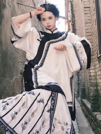 Fuzhou nepatrono kulturno naslijeđe: hanfu haljina za žene s Ming stilom tiska, nadahnuto Qing-Han dinastijom, restauriran etnički kostim