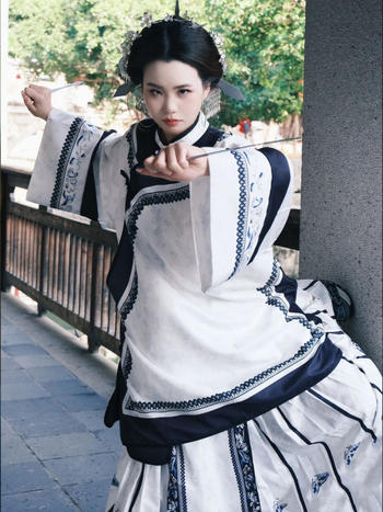 Fuzhou nepatrono kulturno naslijeđe: hanfu haljina za žene s Ming stilom tiska, nadahnuto Qing-Han dinastijom, restauriran etnički kostim