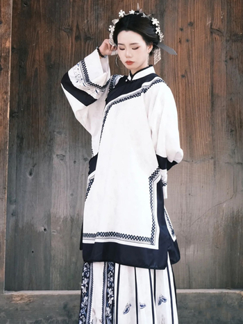 Fuzhou nepatrono kulturno naslijeđe: hanfu haljina za žene s Ming stilom tiska, nadahnuto Qing-Han dinastijom, restauriran etnički kostim