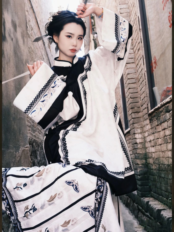 Fuzhou nepatrono kulturno naslijeđe: hanfu haljina za žene s Ming stilom tiska, nadahnuto Qing-Han dinastijom, restauriran etnički kostim