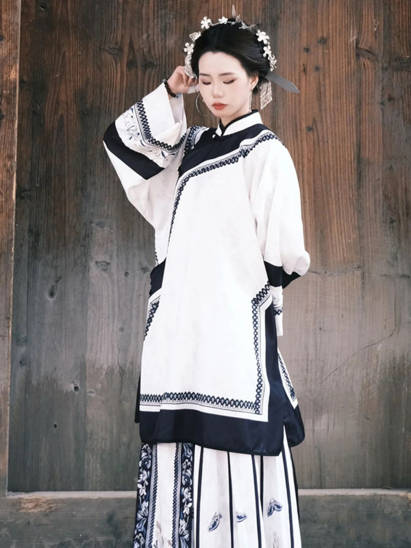 Fuzhou nepatrono kulturno naslijeđe: hanfu haljina za žene s Ming stilom tiska, nadahnuto Qing-Han dinastijom, restauriran etnički kostim
