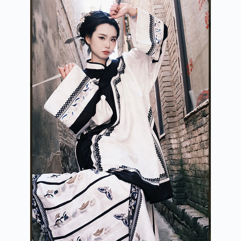 Fuzhou nepatrono kulturno naslijeđe: hanfu haljina za žene s Ming stilom tiska, nadahnuto Qing-Han dinastijom, restauriran etnički kostim