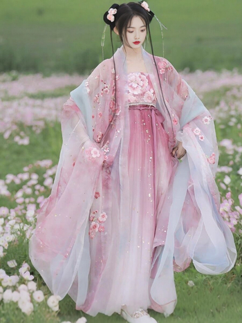 Ženski Hanfu set u Tang stilu: izvezen bluza s širokim rukavima i ruqun suknja s gradijentom sakura cvjetova, eteričan proljetno-ljetni stil.