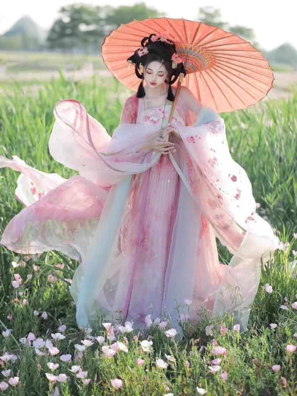 Ženski Hanfu set u Tang stilu: izvezen bluza s širokim rukavima i ruqun suknja s gradijentom sakura cvjetova, eteričan proljetno-ljetni stil.