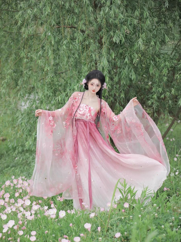 Ženski Hanfu set u Tang stilu: izvezen bluza s širokim rukavima i ruqun suknja s gradijentom sakura cvjetova, eteričan proljetno-ljetni stil.