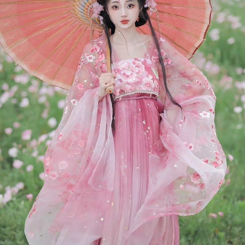 Ženski Hanfu set u Tang stilu: izvezen bluza s širokim rukavima i ruqun suknja s gradijentom sakura cvjetova, eteričan proljetno-ljetni stil.