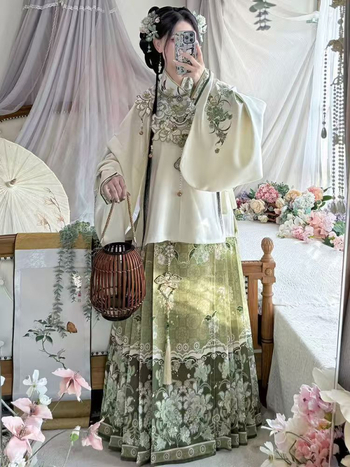 Hanfu set s izšivenim: kaput i suknja s stojećim ovratnikom, motiv Pipa horse-face, jesensko-zimsko izdanje, detalj oblaka na ramenima