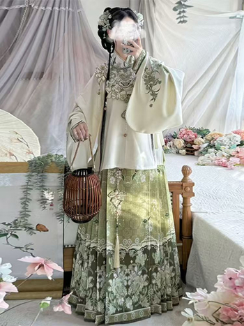 Hanfu set s izšivenim: kaput i suknja s stojećim ovratnikom, motiv Pipa horse-face, jesensko-zimsko izdanje, detalj oblaka na ramenima
