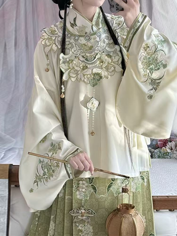 Hanfu set s izšivenim: kaput i suknja s stojećim ovratnikom, motiv Pipa horse-face, jesensko-zimsko izdanje, detalj oblaka na ramenima