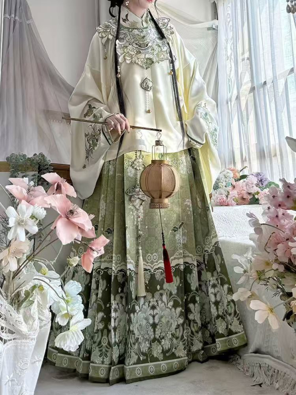 Hanfu set s izšivenim: kaput i suknja s stojećim ovratnikom, motiv Pipa horse-face, jesensko-zimsko izdanje, detalj oblaka na ramenima