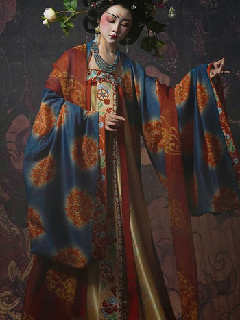 Ženska haljina inspirirana Tang dinastijom, s izvezenim detaljima i širokim rukavima, motiv Dunhuang kulturnog nasljeđa, za svakodnevno nošenje u proljeće i ljeto.