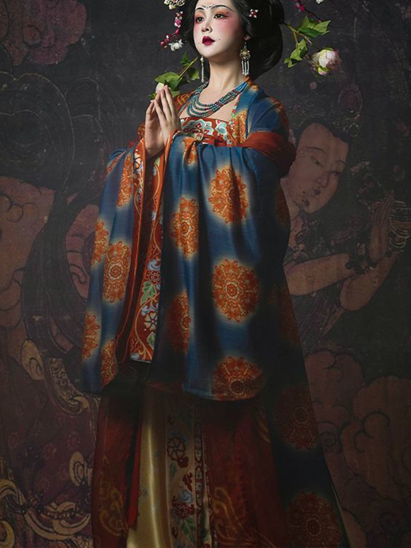 Ženska haljina inspirirana Tang dinastijom, s izvezenim detaljima i širokim rukavima, motiv Dunhuang kulturnog nasljeđa, za svakodnevno nošenje u proljeće i ljeto.