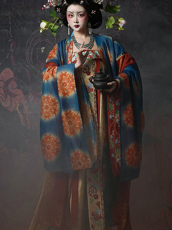 Ženska haljina inspirirana Tang dinastijom, s izvezenim detaljima i širokim rukavima, motiv Dunhuang kulturnog nasljeđa, za svakodnevno nošenje u proljeće i ljeto.