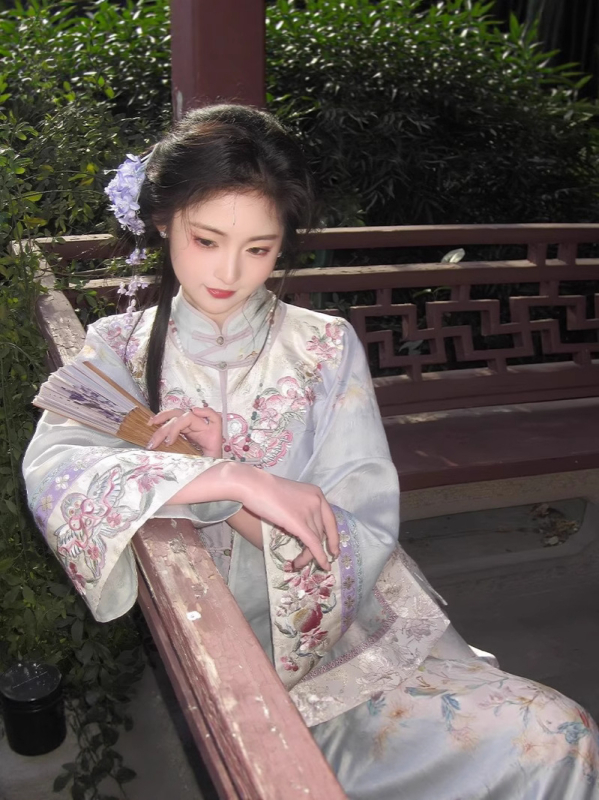 Izvorni Hanfu set u stilu Republike Kine s izvezenim tiskanim cheongsamom i topom s okruglim izrezom – elegantan nacionalni stil kompleta