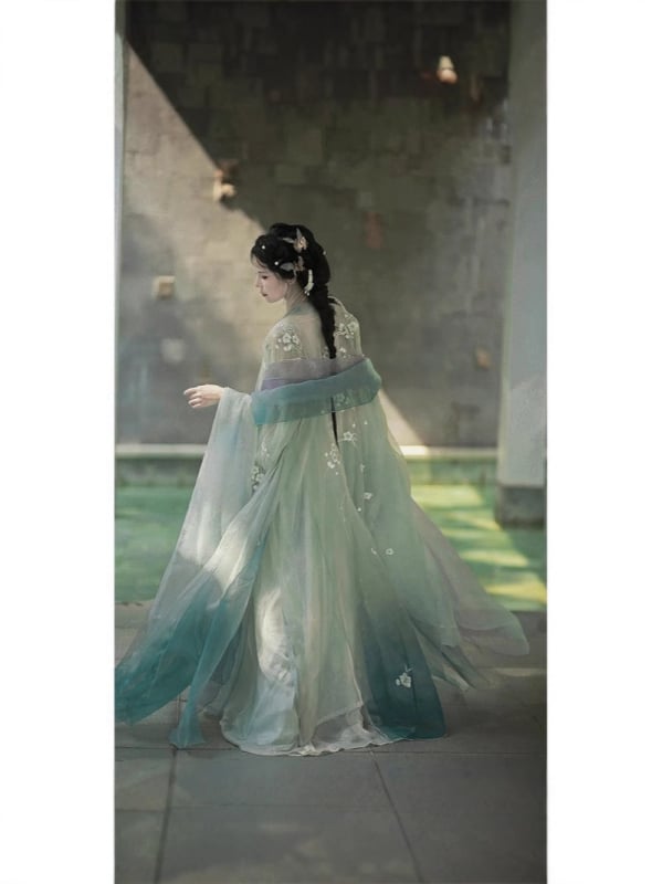 Ženski Hanfu set s gradientnim vezom: haljina do prsa, top s širokim rukavima i komad do struka, proljeće-ljeto.