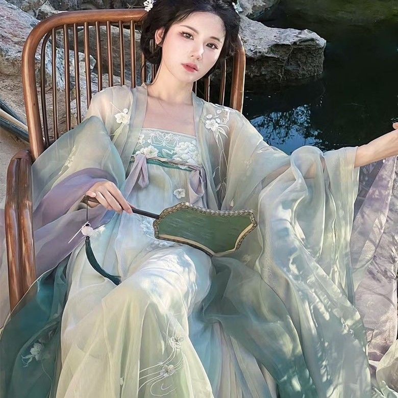 Ženski Hanfu set s gradientnim vezom: haljina do prsa, top s širokim rukavima i komad do struka, proljeće-ljeto.