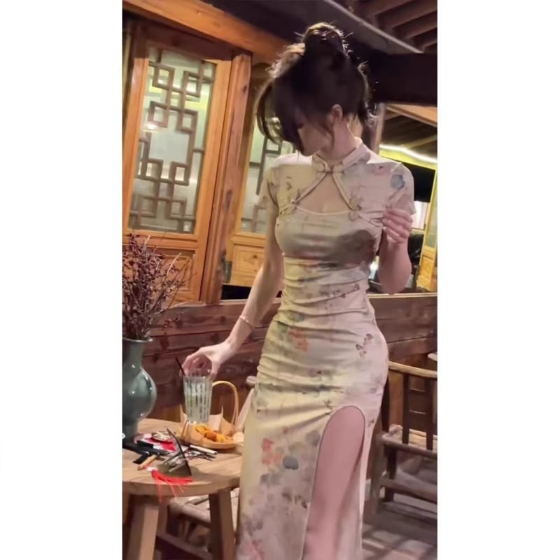 Ženska haljina u kineskom stilu cheongsam, kratkih rukava, uski kroj, bočni prorez, midi duljina