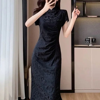 Crna jacquard haljina u stilu cheongsam s visokim ovratnikom, dugačka suknja, disk kopče, elegantna vitka silueta