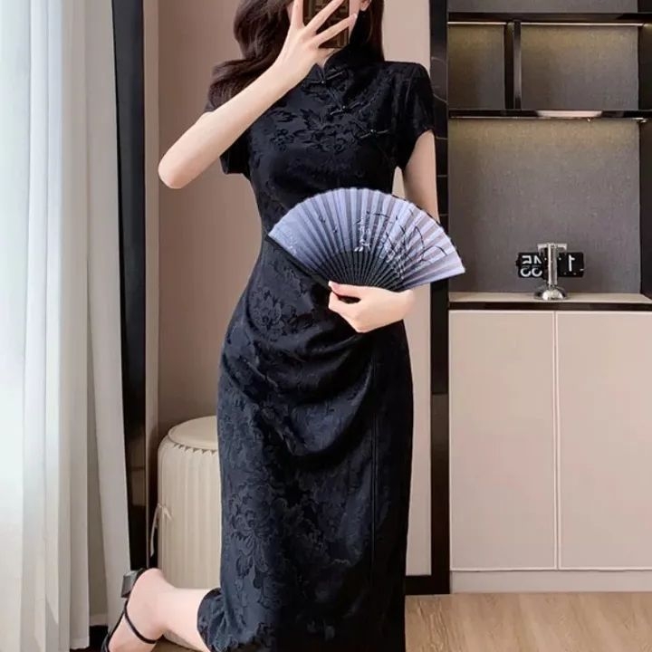 Crna jacquard haljina u stilu cheongsam s visokim ovratnikom, dugačka suknja, disk kopče, elegantna vitka silueta