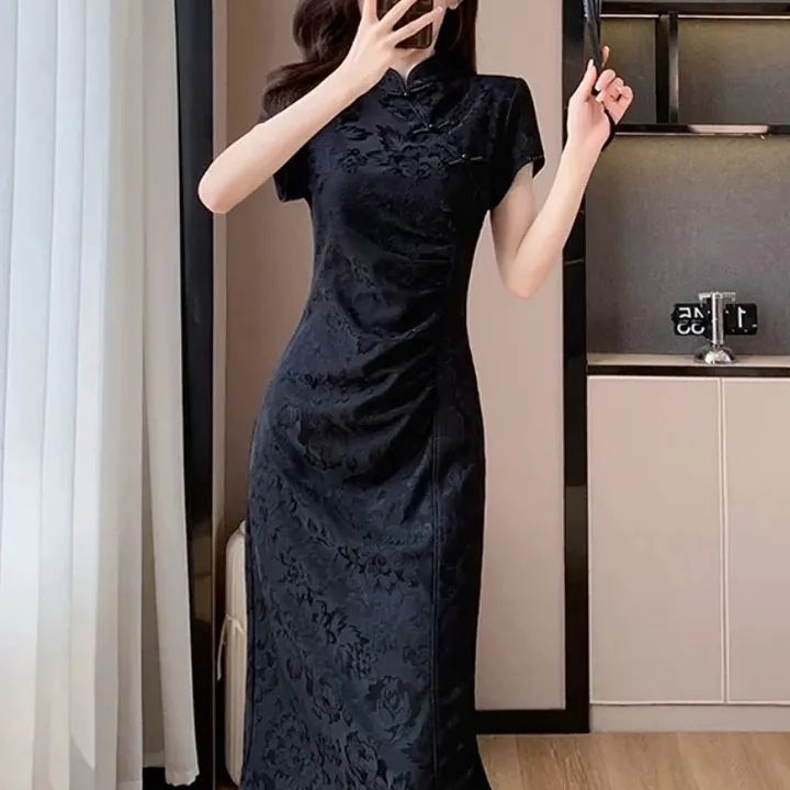 Crna jacquard haljina u stilu cheongsam s visokim ovratnikom, dugačka suknja, disk kopče, elegantna vitka silueta