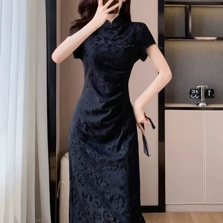 Crna jacquard haljina u stilu cheongsam s visokim ovratnikom, dugačka suknja, disk kopče, elegantna vitka silueta