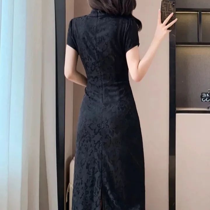 Crna jacquard haljina u stilu cheongsam s visokim ovratnikom, dugačka suknja, disk kopče, elegantna vitka silueta