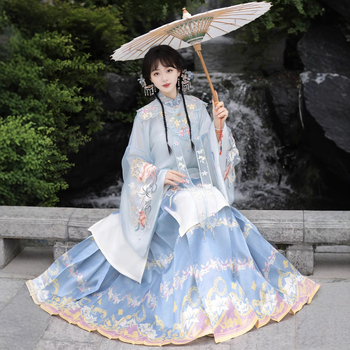 Lanxin Izvorni Hanfu: Ming stil s bogatim izvezom cvjetnog ukrasa za kosu, oblacni rameni, duga bluza s visokim ovratnikom, suknja s motivom konjske glave — set