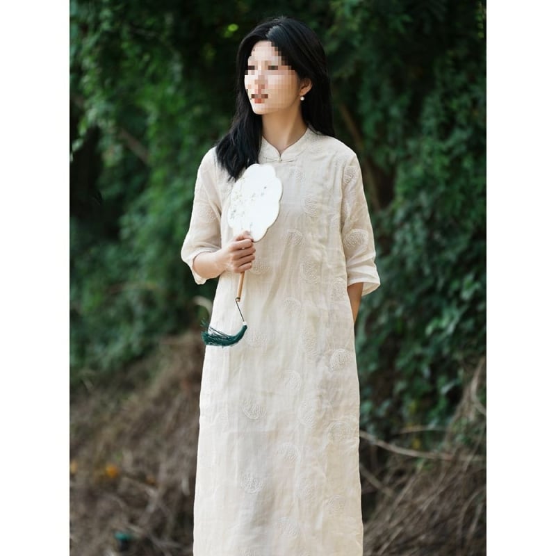 Etničkog stila qipao haljina s ramie izvezom na pamuk-lanenom materijalu, opušten kroj, midi dužina, stojeći ovratnik, 3/4 rukavi, zatvaranje na gumbe