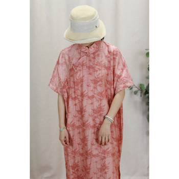 Ravna haljina u kineskom stilu qipao s stoječim ovratnikom i nagnutim preklopom na kopčanje, kratki rukavi, cvjetni jacquard od Tencela